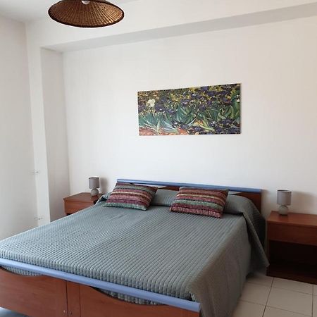 Baia Alcantara Apartments Giardini Naxos Bagian luar foto